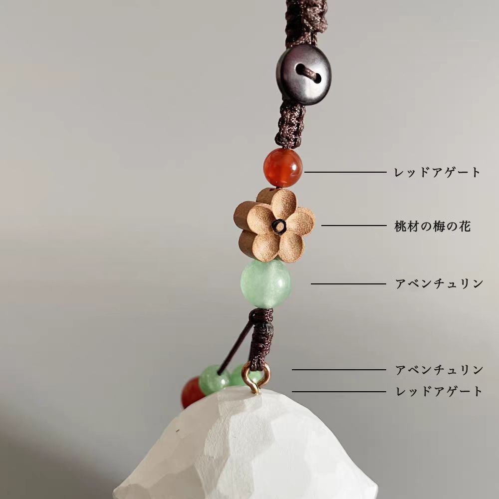 手作りの木彫りチャームと置物。天然木と天然石を使用した、お守りとしても最適な贈り物。